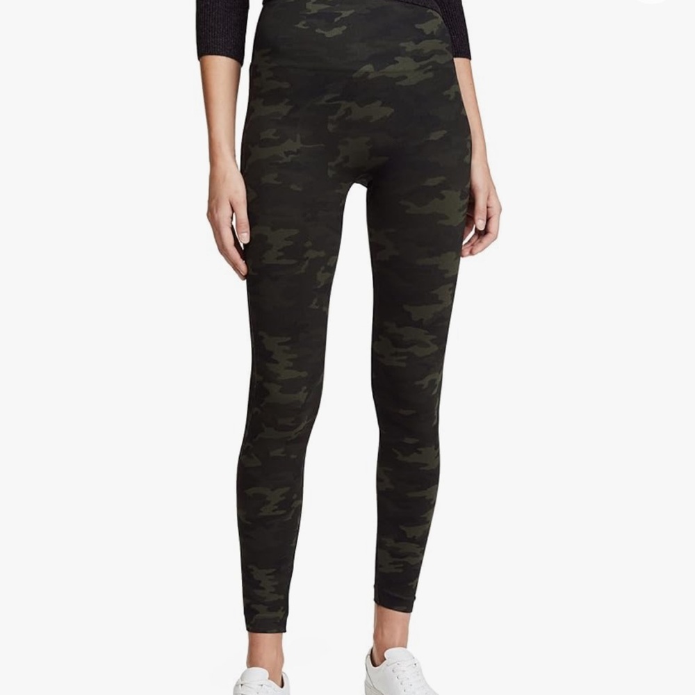 Spanx “Look at me now” leggings cropped length.Black Camo XS